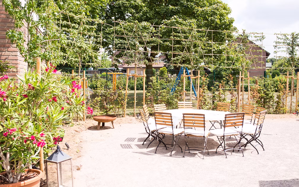 Cosy seating area in the beer garden beneath the treetops