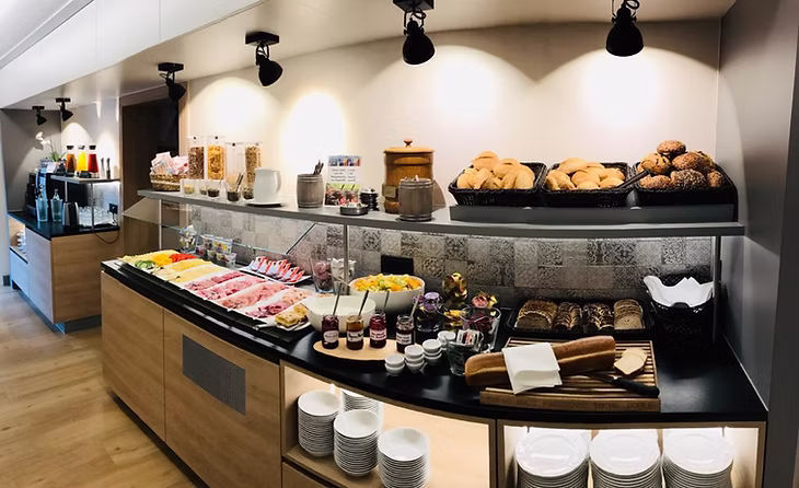 Frühstücksbuffet mit Brötchen, Marmelade und Konfitüre