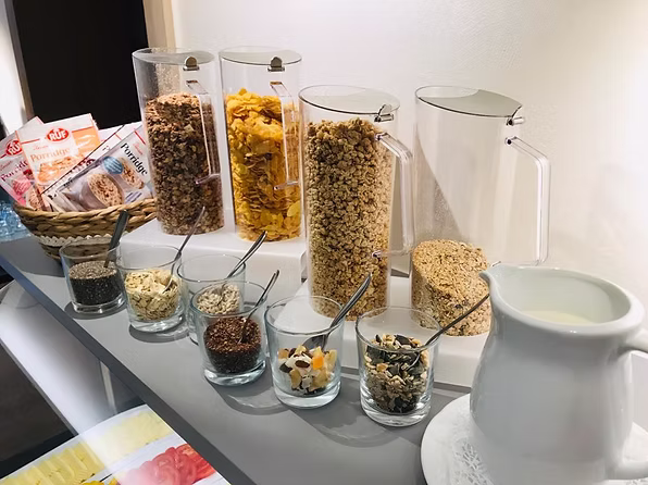 Reichhaltiges Frühstücksbuffet mit frischem Obst, Käse, Wurst und Backwaren