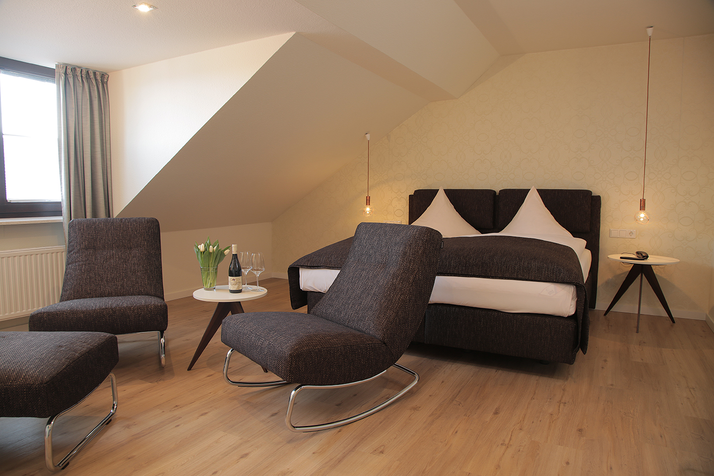 Spacious attic room in the Christinenflügel with seating area