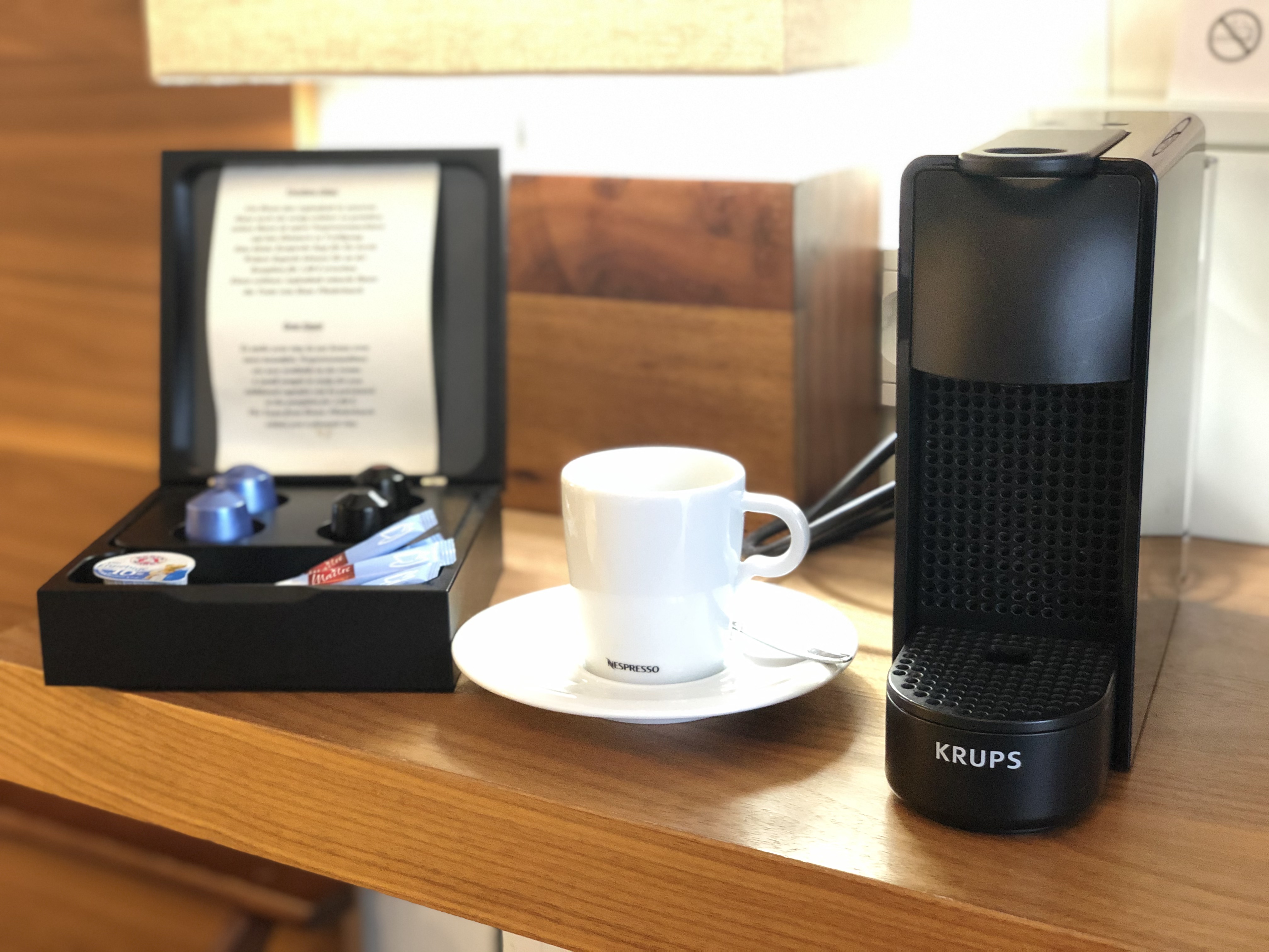 Nespresso-Kaffeemaschine auf dem Zimmer