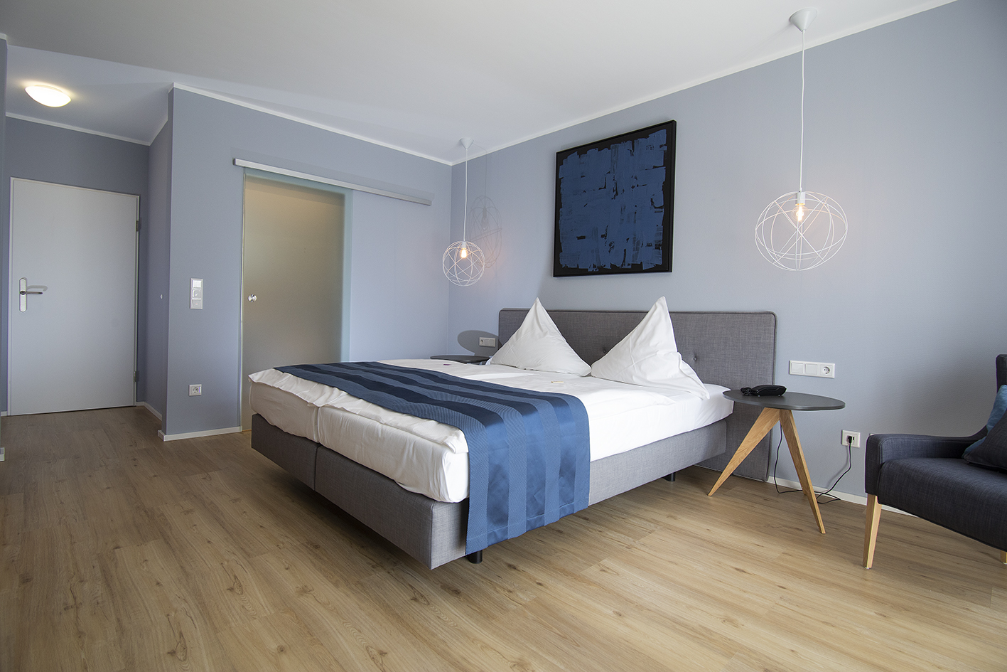 Modernes Hotelzimmer in Blautönen