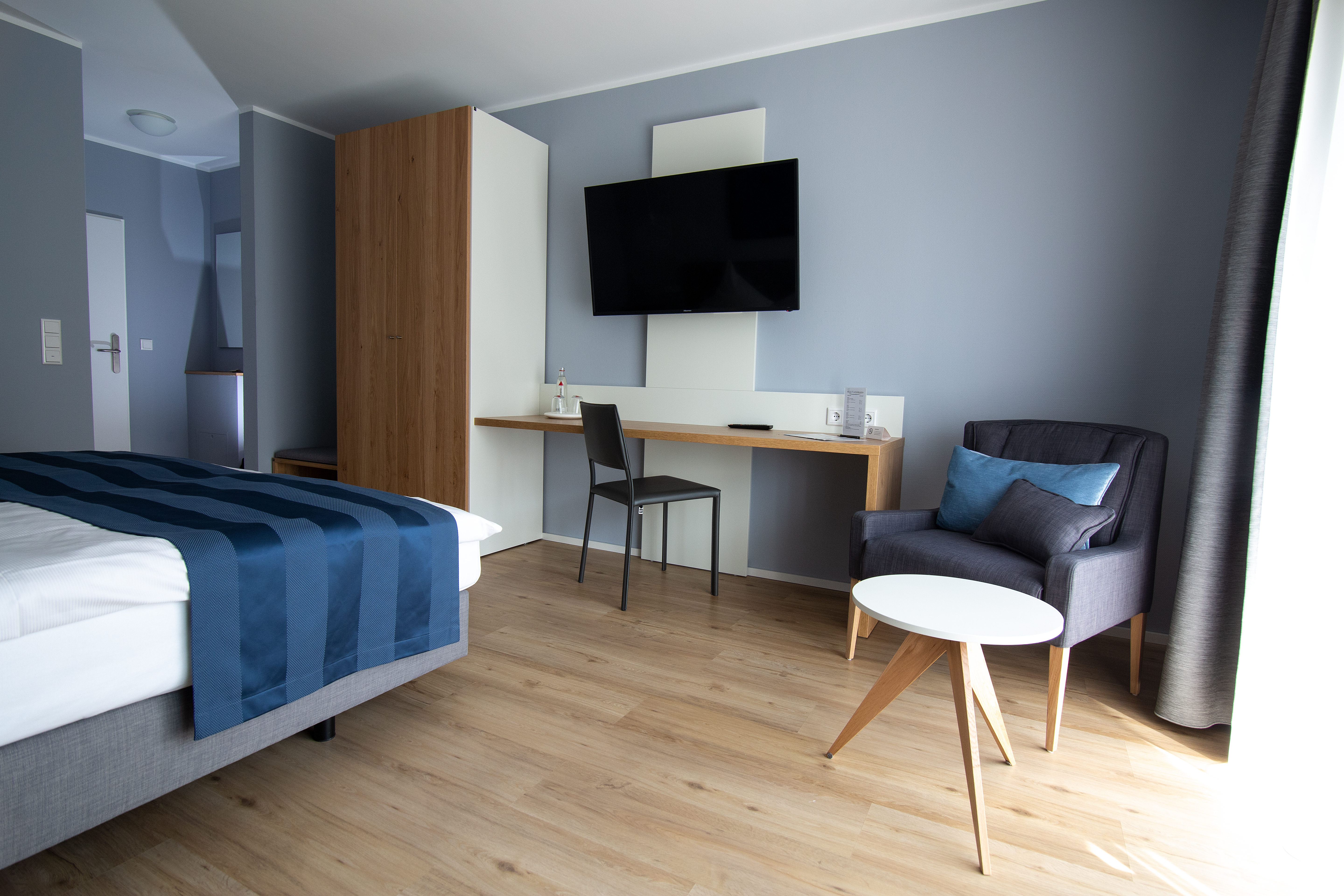 Zimmer mit Schreibtisch und modernem Design