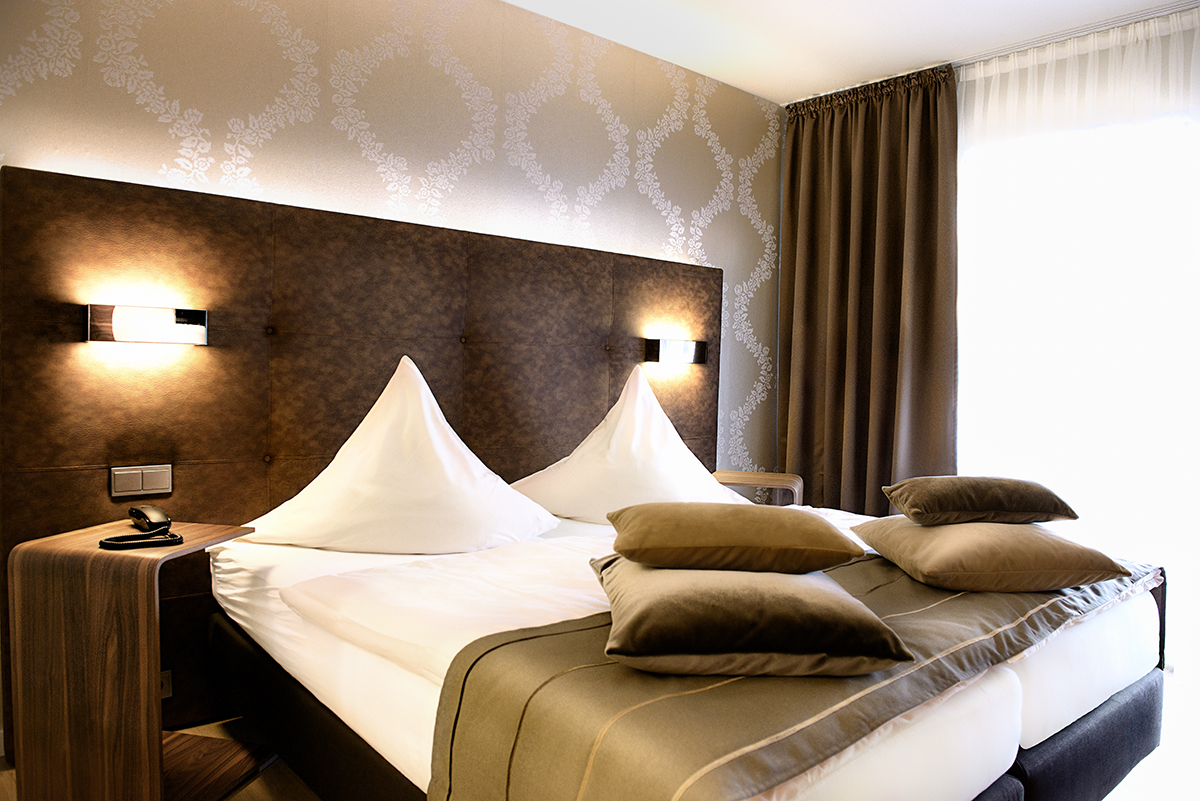 Zimmer im Stammhaus mit warmem Ambiente