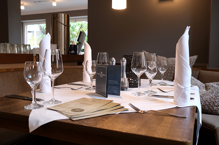 Set table in the Heinrichstube – Restaurant at Haus Fliederbusch